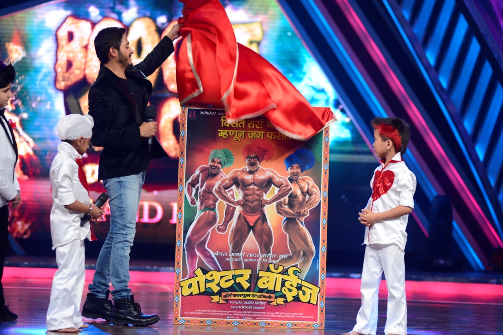 Shreyas Talpade unveiling the poster on sets of Boogie Woogie (1)