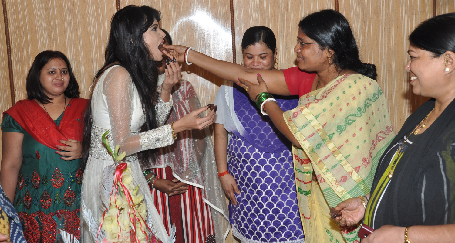 Sherlyn Chopras celebrates her birthday with the sex workers at Kamathipura, Mumbai 06
