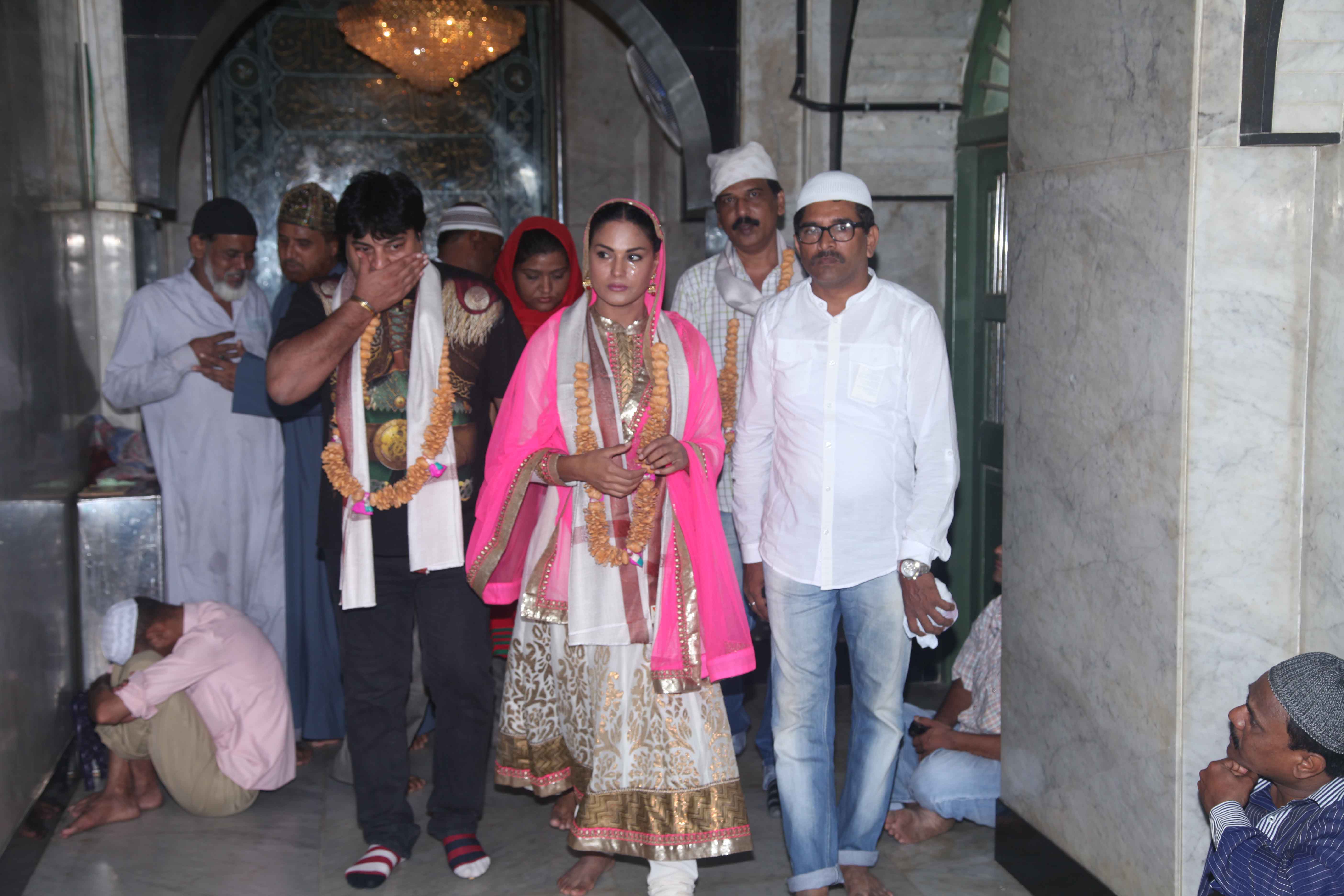 Veena Malik with Ravi Ahlawat at Mahim Dargah