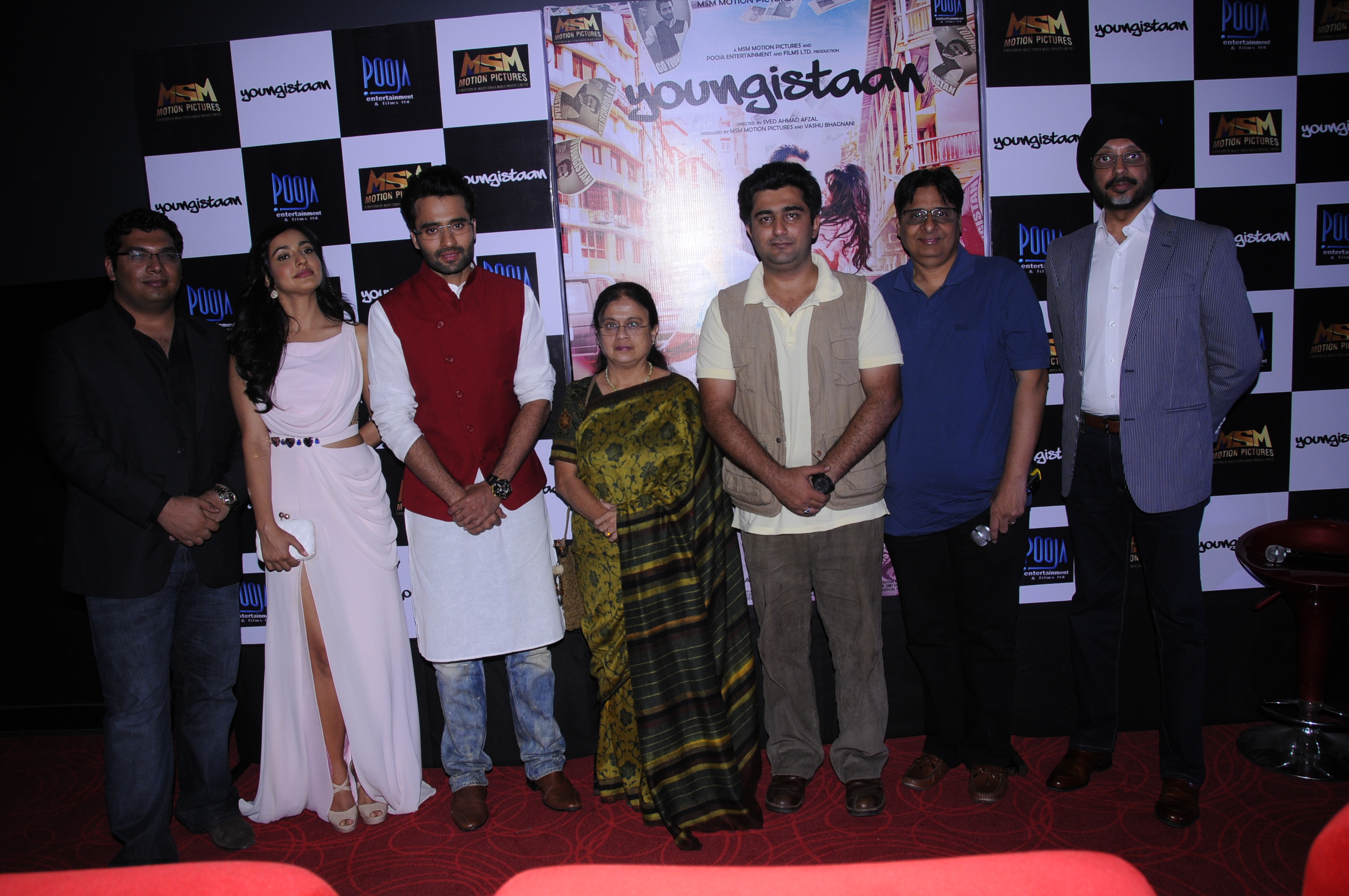 L - R, Kayoze Irani, Neha Sharma, Jackyy Bhagnani , late Farooq Shaikh's wife Rupa Jain, director Syed Afzal Ahmed, producer Vashu Bhagnani & Mr. N.P. Singh, CEO MSM Pvt Ltd at Youngistaan Trailer launch