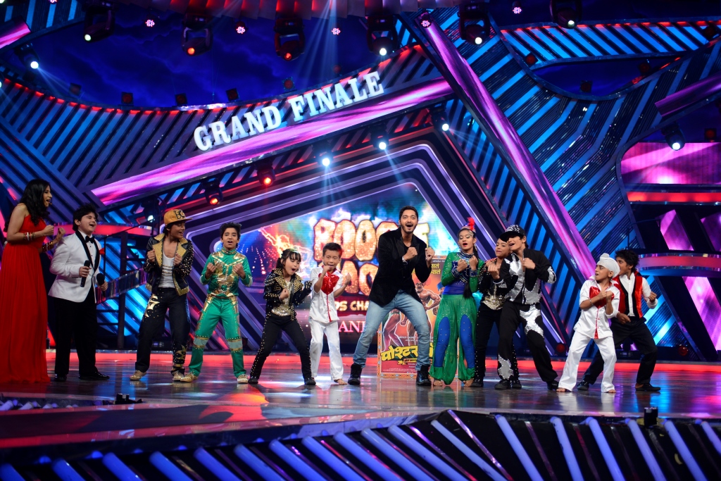 Shreyas Talpade shakes a leg with contestants of Boogie Woogie (1)
