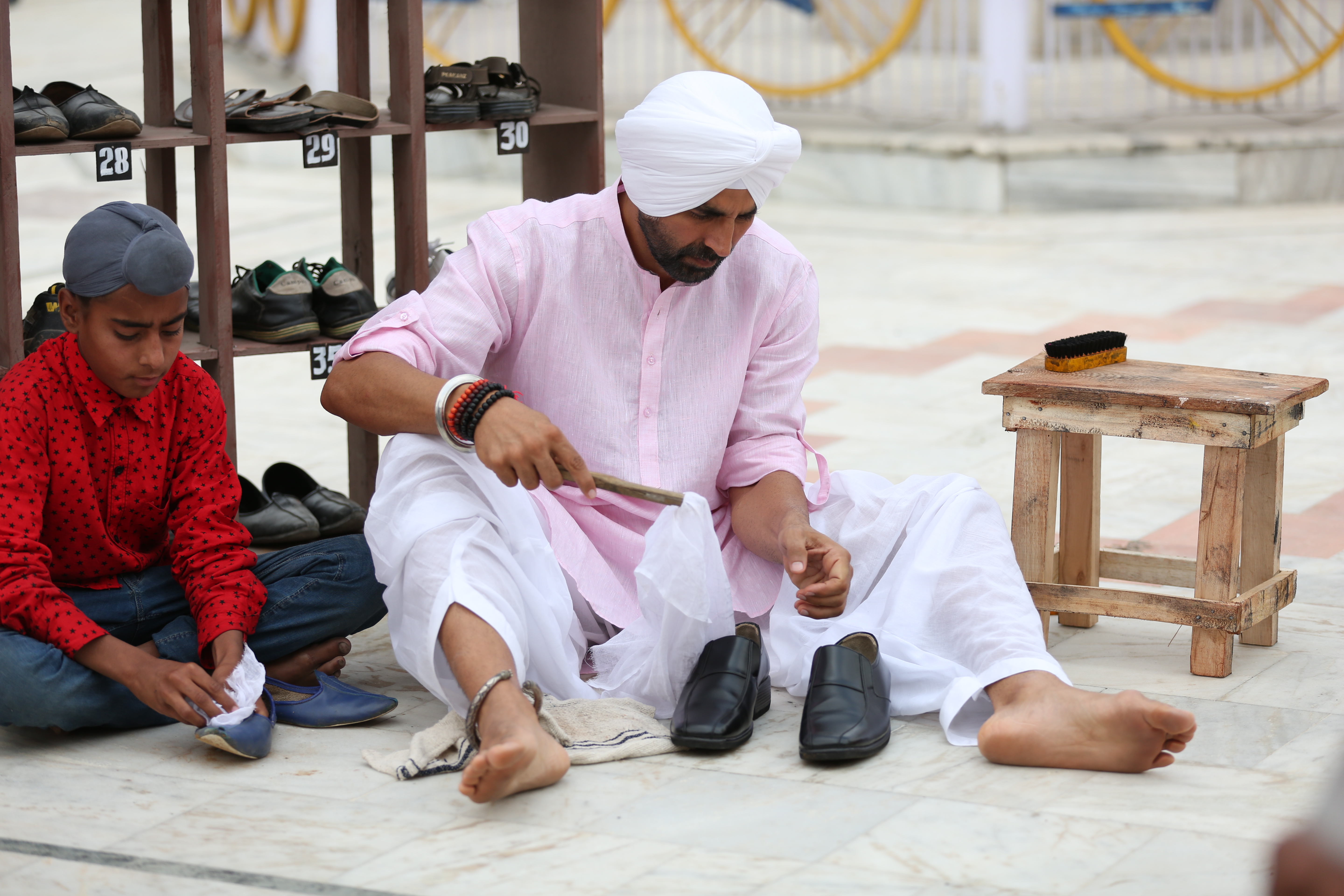 Akshay Kumar offering seva at the Gurudwara