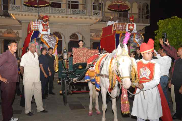 Deepika Padukone enetring the palace on Chariot