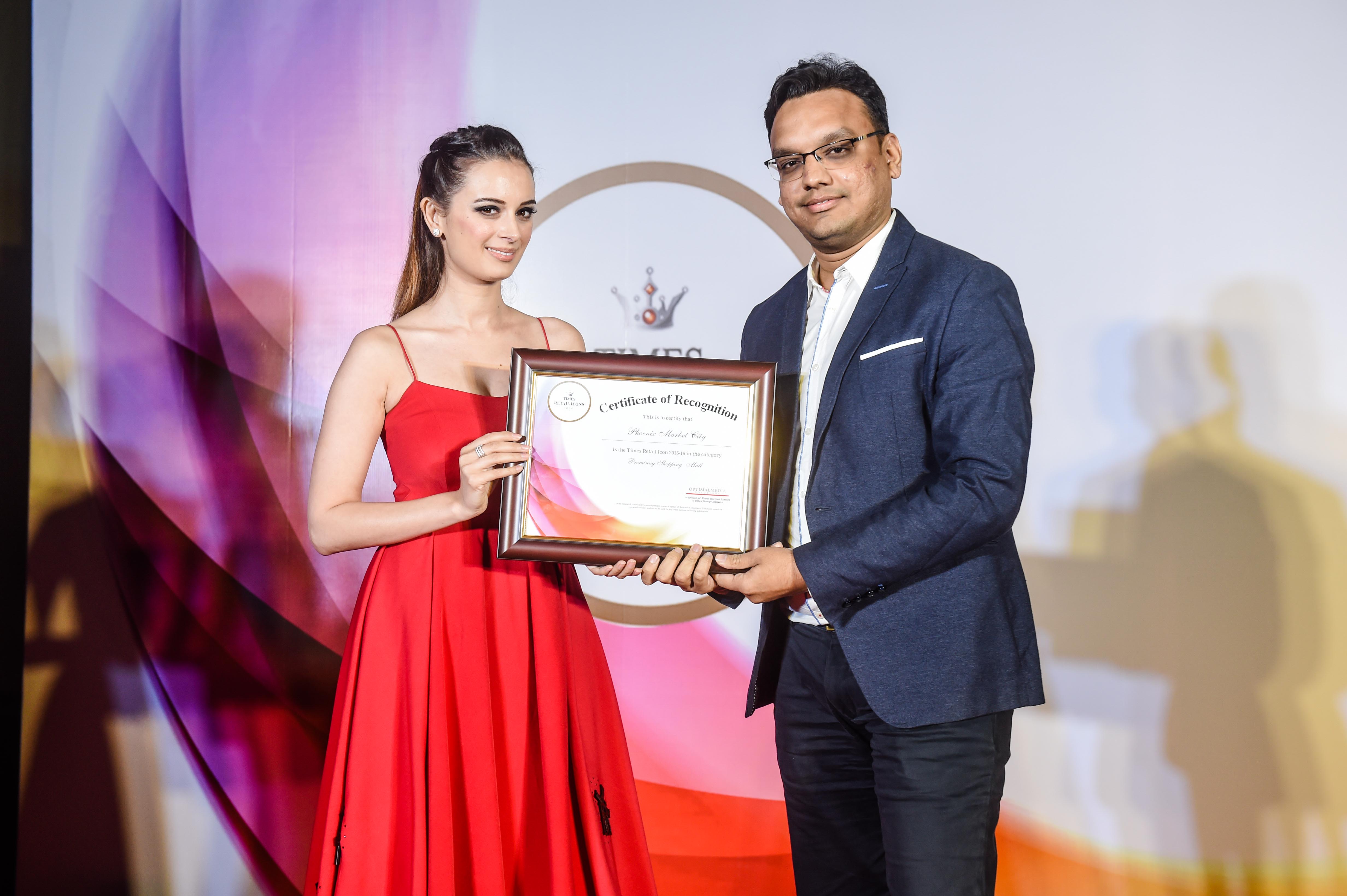 Bollywood Actress Evelyn Sharma presents Times Retail Icon Award to Mayank Lalpuria for Most promising shopping Mall of the Year - Phoenix Marketcity, Kurla