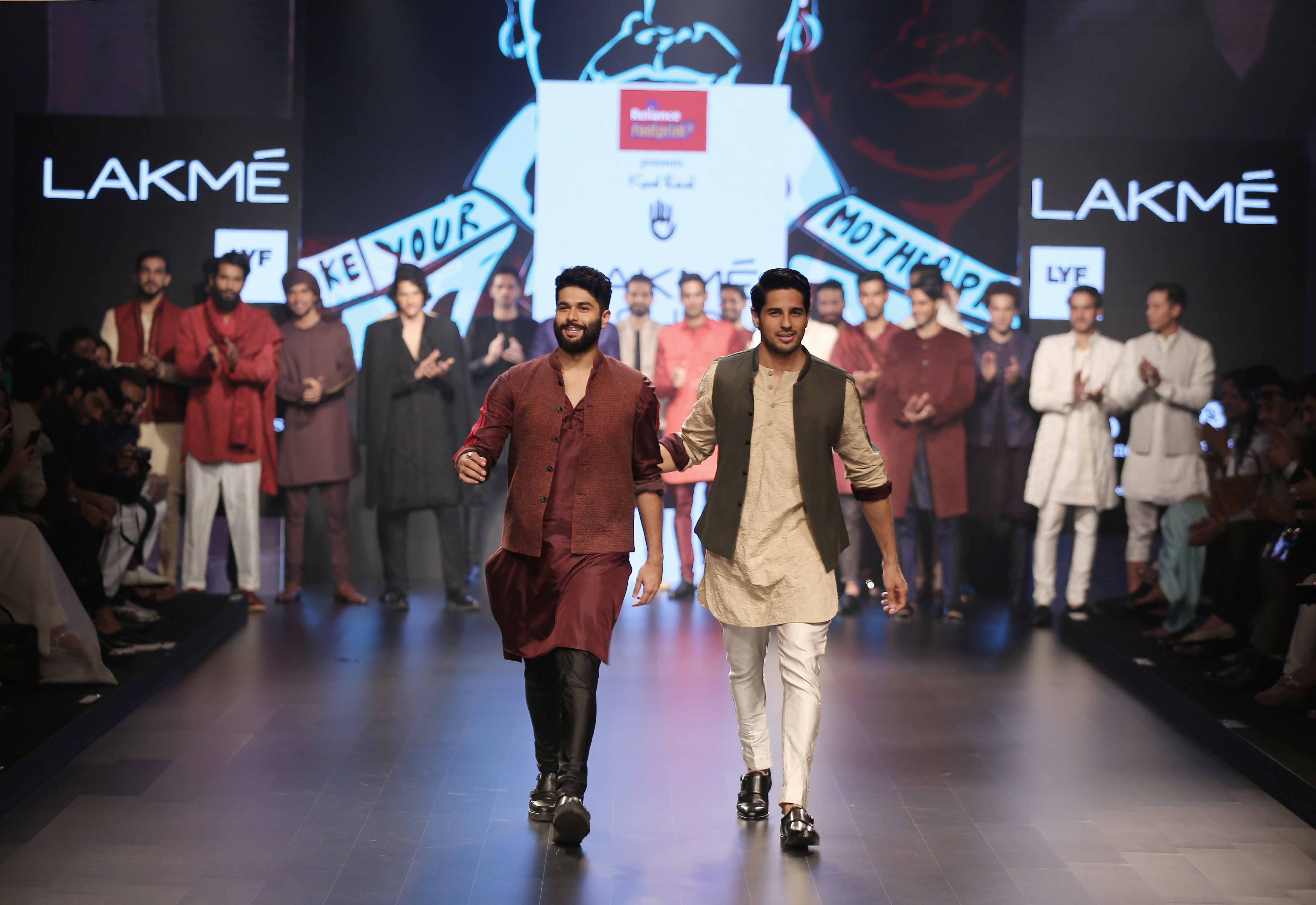 Kunal Rawal with showstopper Siddharth Malhotra and models at LFW SR 2016